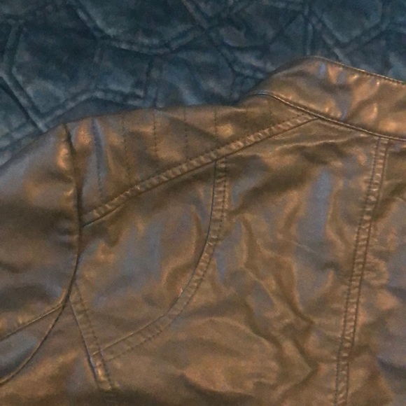 Pleather jacket 🧥 - Picture 6 of 8